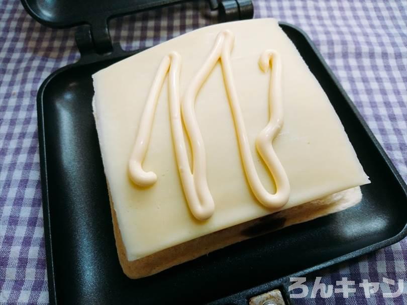 ホットサンドメーカーでハム&マヨネーズのランチパックを重ね焼き（厚切りハムカツととろけるチーズをのせてアレンジレシピ）