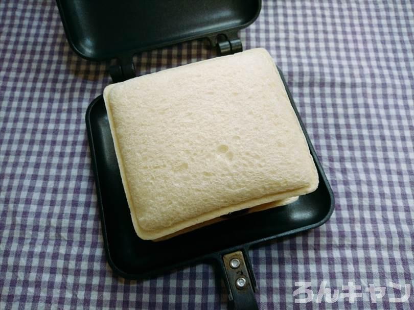ホットサンドメーカーでハム&マヨネーズのランチパックを重ね焼き（厚切りハムカツととろけるチーズをのせてアレンジレシピ）
