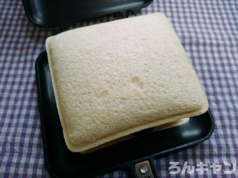 ホットサンドメーカーでハム&マヨネーズのランチパックを重ね焼き（厚切りハムカツととろけるチーズをのせてアレンジレシピ）