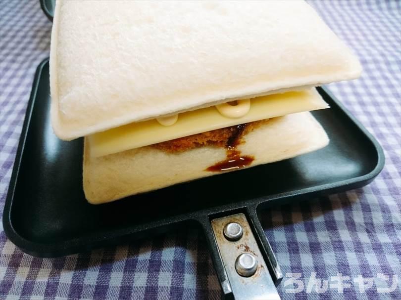 ホットサンドメーカーでハム&マヨネーズのランチパックを重ね焼き（厚切りハムカツととろけるチーズをのせてアレンジレシピ）