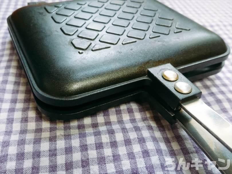 ホットサンドメーカーでハム&マヨネーズのランチパックを重ね焼き（厚切りハムカツととろけるチーズをのせてアレンジレシピ）