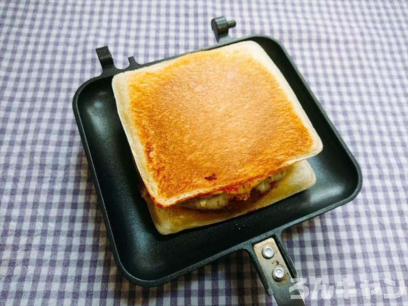 ホットサンドメーカーでハム&マヨネーズのランチパックを重ね焼き(厚切りハムカツととろけるチーズをのせてアレンジレシピ)