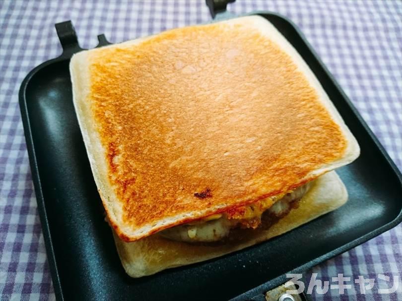 ホットサンドメーカーでハム&マヨネーズのランチパックを重ね焼き(厚切りハムカツととろけるチーズをのせてアレンジレシピ)