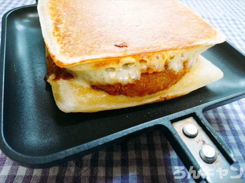 ホットサンドメーカーでハム&マヨネーズのランチパックを重ね焼き(厚切りハムカツととろけるチーズをのせてアレンジレシピ)