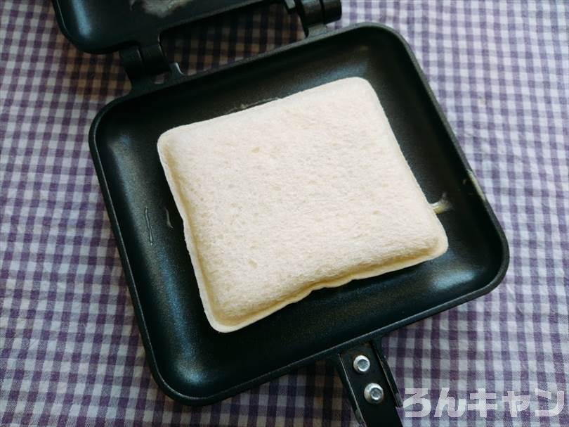 ホットサンドメーカーで小倉&マーガリンのランチパックを重ね焼き（ミルククリームとミニチョコをのせてチョコクリームをかけるアレンジレシピ）