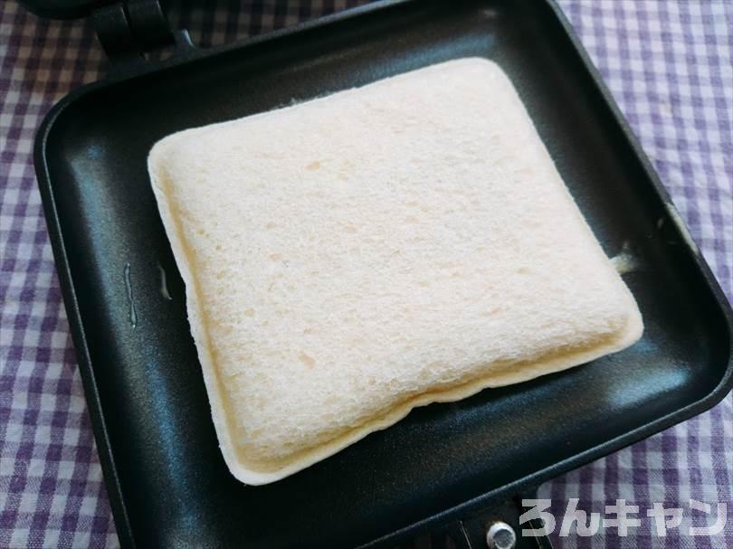 ホットサンドメーカーで小倉&マーガリンのランチパックを重ね焼き（ミルククリームとミニチョコをのせてチョコクリームをかけるアレンジレシピ）
