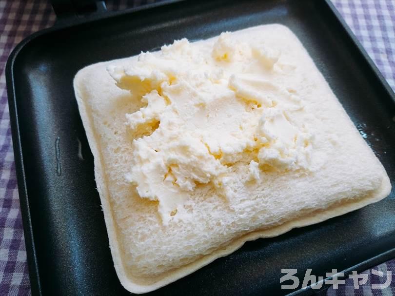 ホットサンドメーカーで小倉&マーガリンのランチパックを重ね焼き（ミルククリームとミニチョコをのせてチョコクリームをかけるアレンジレシピ）