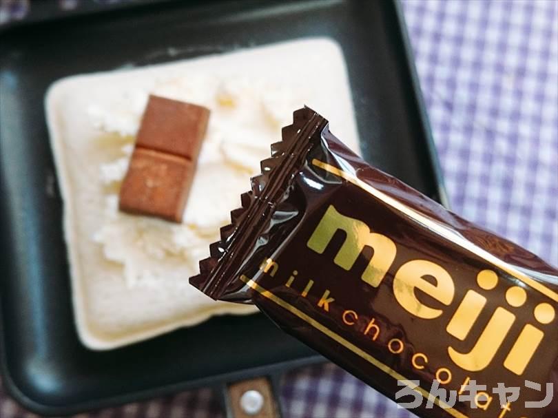 ホットサンドメーカーで小倉&マーガリンのランチパックを重ね焼き（ミルククリームとミニチョコをのせてチョコクリームをかけるアレンジレシピ）