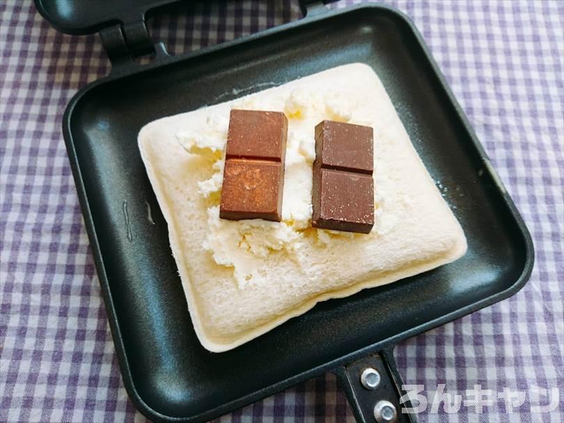 ホットサンドメーカーで小倉&マーガリンのランチパックを重ね焼き（ミルククリームとミニチョコをのせてチョコクリームをかけるアレンジレシピ）