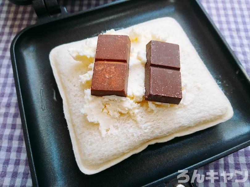 ホットサンドメーカーで小倉&マーガリンのランチパックを重ね焼き（ミルククリームとミニチョコをのせてチョコクリームをかけるアレンジレシピ）