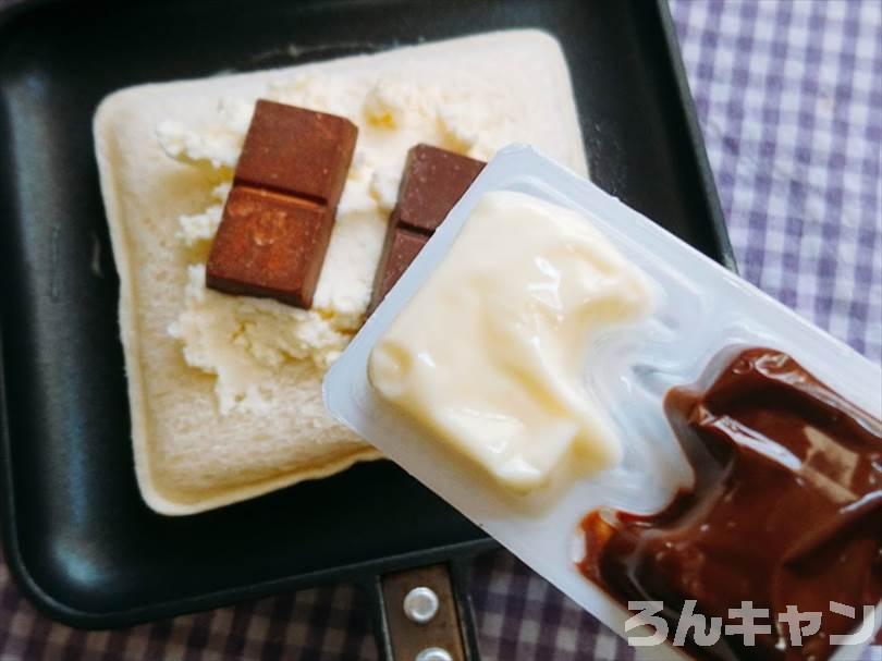 ホットサンドメーカーで小倉&マーガリンのランチパックを重ね焼き（ミルククリームとミニチョコをのせてチョコクリームをかけるアレンジレシピ）