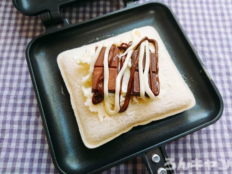 ホットサンドメーカーで小倉&マーガリンのランチパックを重ね焼き（ミルククリームとミニチョコをのせてチョコクリームをかけるアレンジレシピ）