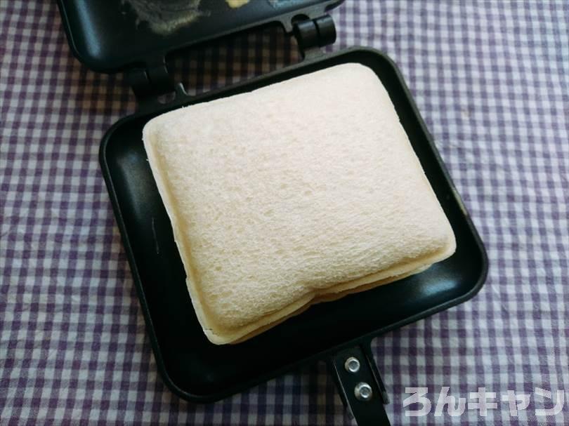ホットサンドメーカーで小倉&マーガリンのランチパックを重ね焼き（ミルククリームとミニチョコをのせてチョコクリームをかけるアレンジレシピ）
