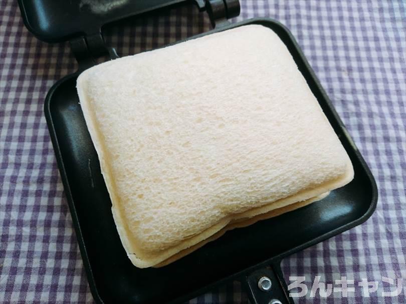 ホットサンドメーカーで小倉&マーガリンのランチパックを重ね焼き（ミルククリームとミニチョコをのせてチョコクリームをかけるアレンジレシピ）