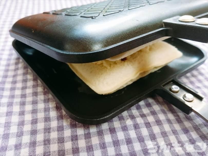 ホットサンドメーカーで小倉&マーガリンのランチパックを重ね焼き（ミルククリームとミニチョコをのせてチョコクリームをかけるアレンジレシピ）
