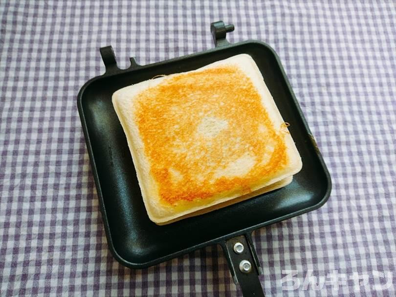 ホットサンドメーカーで小倉&マーガリンのランチパックを重ね焼き(ミルククリームとミニチョコをのせてチョコクリームをかけるアレンジレシピ)