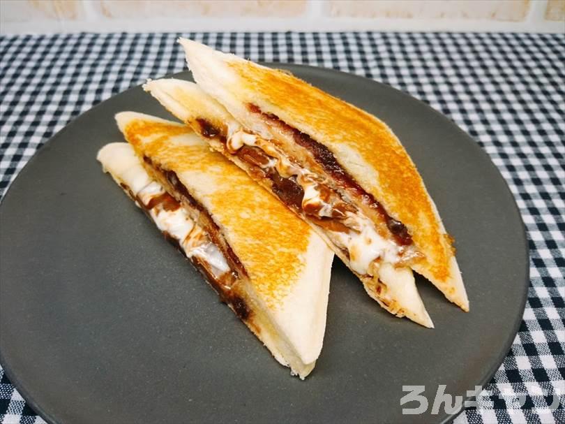 ホットサンドメーカーで小倉&マーガリンのランチパックを重ね焼き(ミルククリームとミニチョコをのせてチョコクリームをかけるアレンジレシピ)