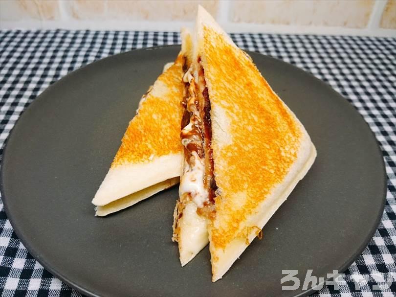ホットサンドメーカーで小倉&マーガリンのランチパックを重ね焼き(ミルククリームとミニチョコをのせてチョコクリームをかけるアレンジレシピ)