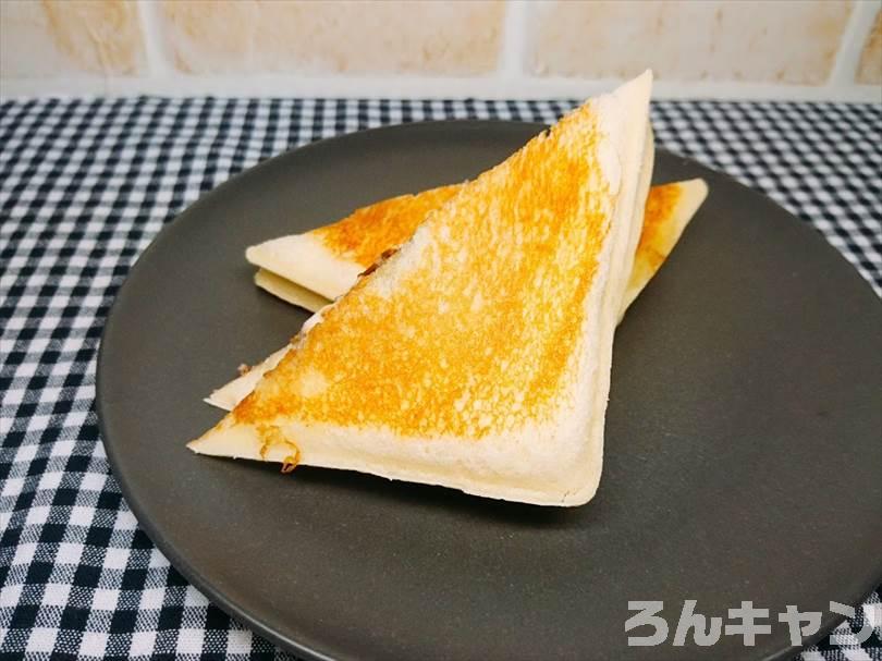 ホットサンドメーカーで小倉&マーガリンのランチパックを重ね焼き(ミルククリームとミニチョコをのせてチョコクリームをかけるアレンジレシピ)
