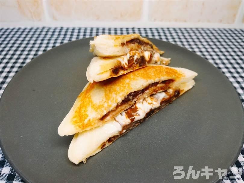 ホットサンドメーカーで小倉&マーガリンのランチパックを重ね焼き(ミルククリームとミニチョコをのせてチョコクリームをかけるアレンジレシピ)