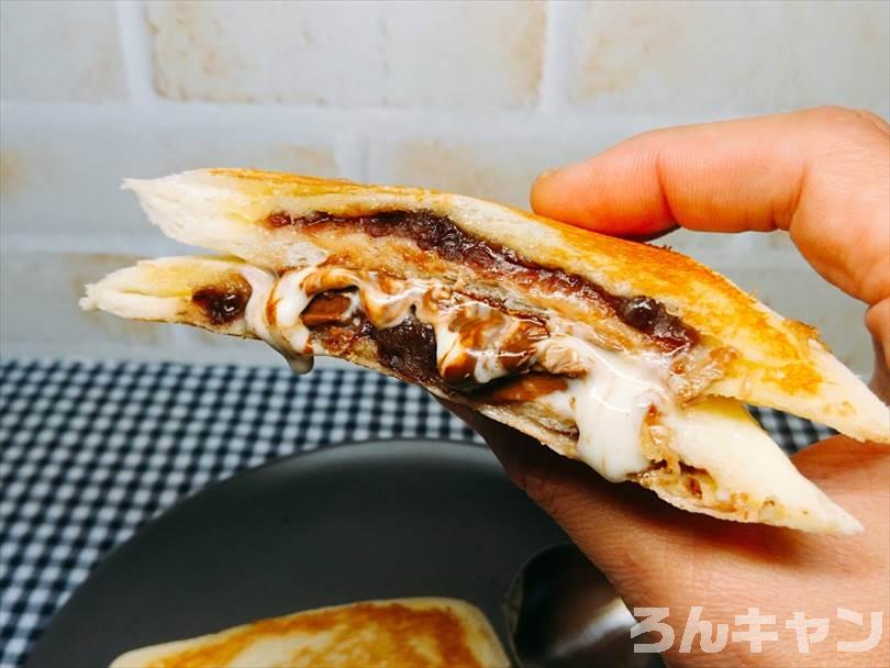 ホットサンドメーカーで小倉&マーガリンのランチパックを重ね焼き(ミルククリームとミニチョコをのせてチョコクリームをかけるアレンジレシピ)