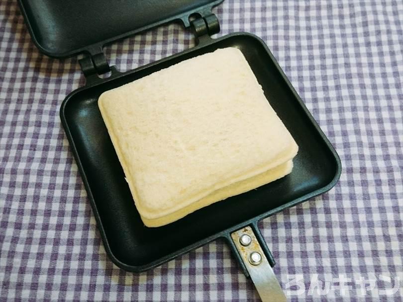 ホットサンドメーカーで焼く前のランチパック（ピーナッツ味）