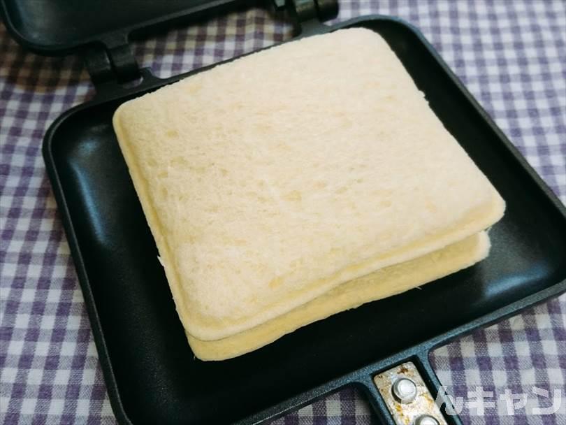 ホットサンドメーカーで焼く前のランチパック（ピーナッツ味）