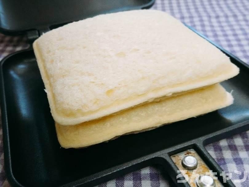 ホットサンドメーカーで焼く前のランチパック（ピーナッツ味）