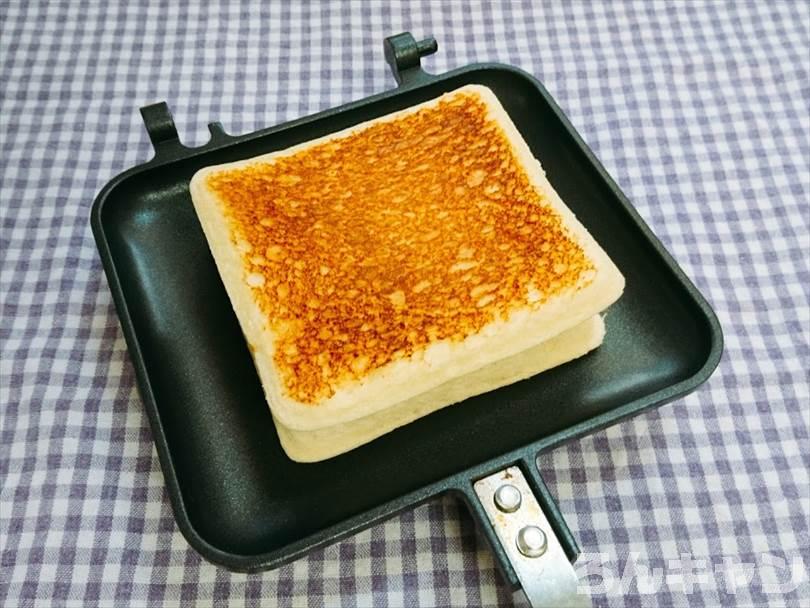 ホットサンドメーカーで焼いた後のランチパック(ピーナッツ味)