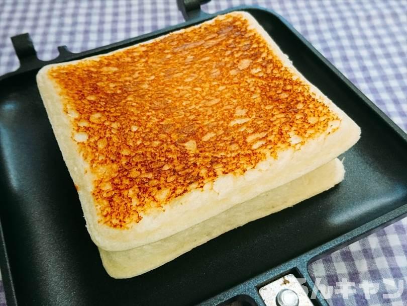 ホットサンドメーカーで焼いた後のランチパック(ピーナッツ味)