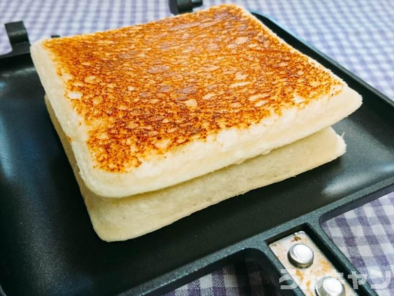 ホットサンドメーカーで焼いた後のランチパック(ピーナッツ味)