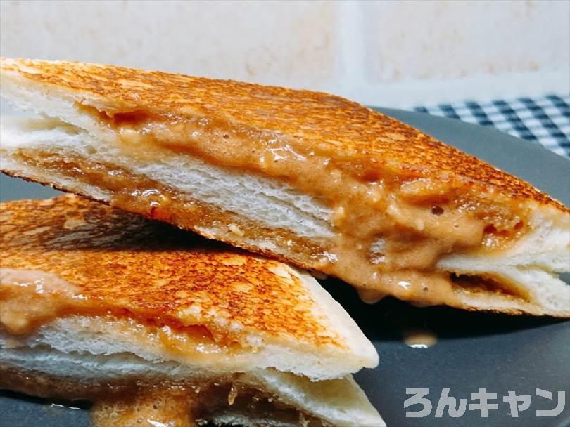 ホットサンドメーカーで焼いたランチパック(ピーナッツ味)を半分に切った状態