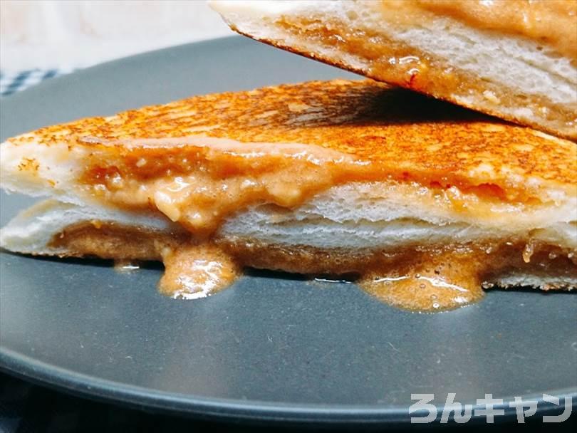 ホットサンドメーカーで焼いたランチパック(ピーナッツ味)を半分に切った状態