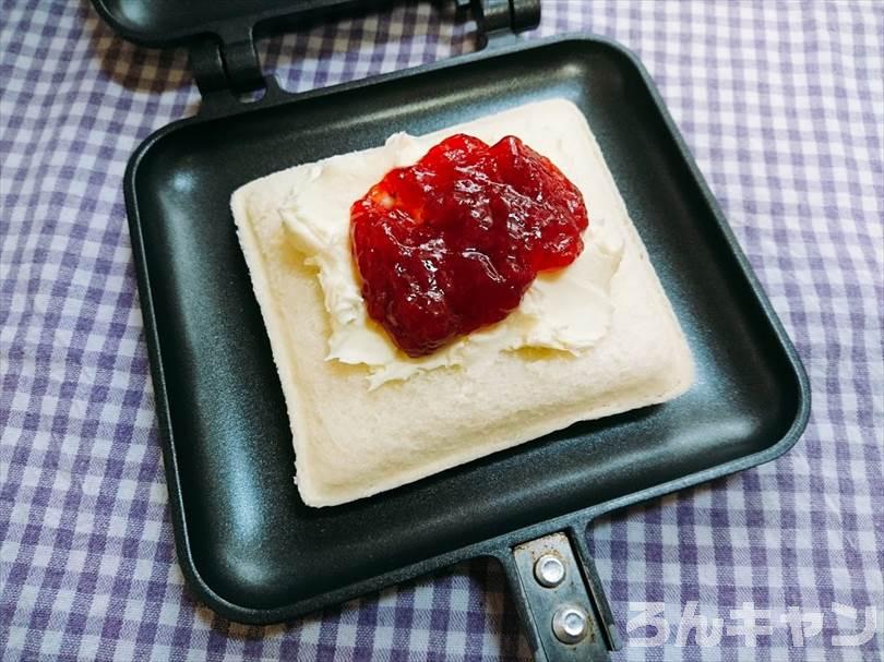 ホットサンドメーカーで苺ジャム&マーガリンのランチパックを重ね焼き（苺ジャムとクリームをのせたアレンジレシピ）