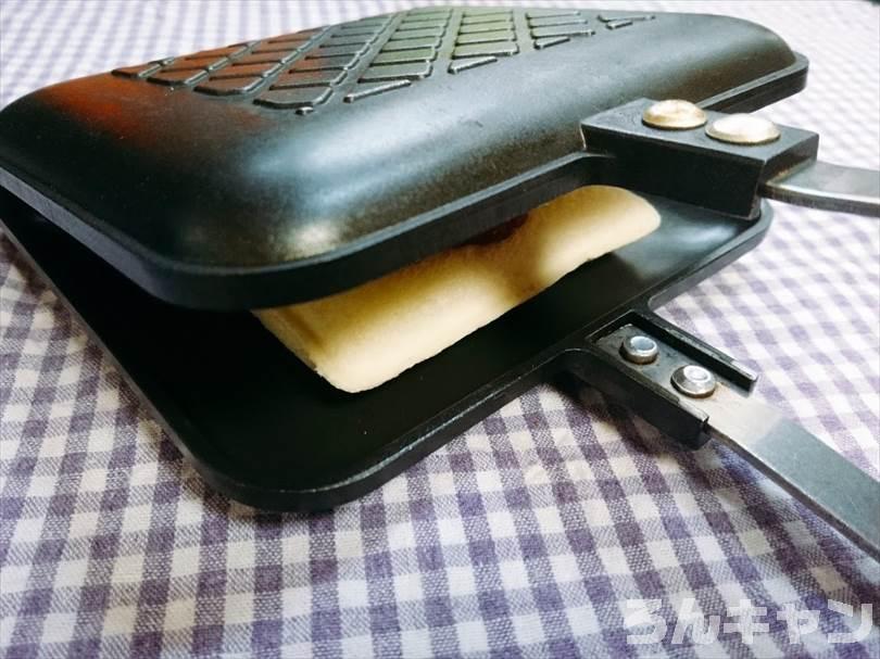 ホットサンドメーカーで苺ジャム&マーガリンのランチパックを重ね焼き（苺ジャムとクリームをのせたアレンジレシピ）