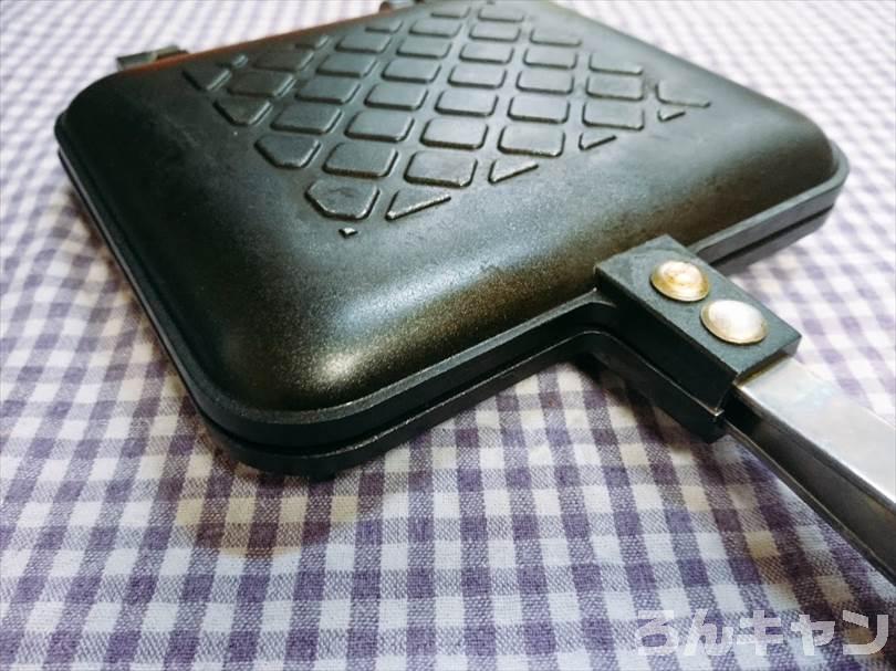 ホットサンドメーカーで苺ジャム&マーガリンのランチパックを重ね焼き（苺ジャムとクリームをのせたアレンジレシピ）