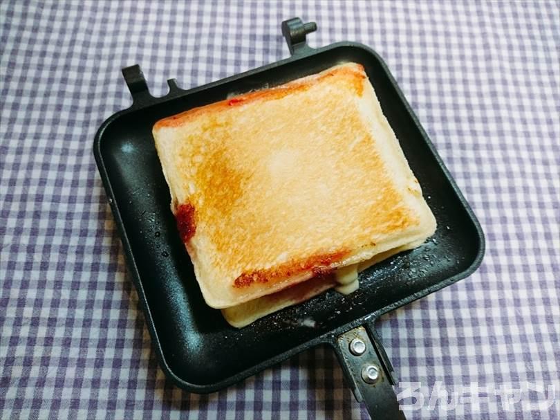 ホットサンドメーカーで苺ジャム&マーガリンのランチパックを重ね焼き(苺ジャムとクリームをのせたアレンジレシピ)
