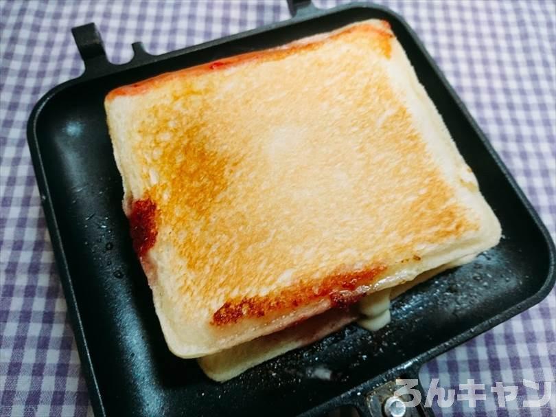 ホットサンドメーカーで苺ジャム&マーガリンのランチパックを重ね焼き(苺ジャムとクリームをのせたアレンジレシピ)