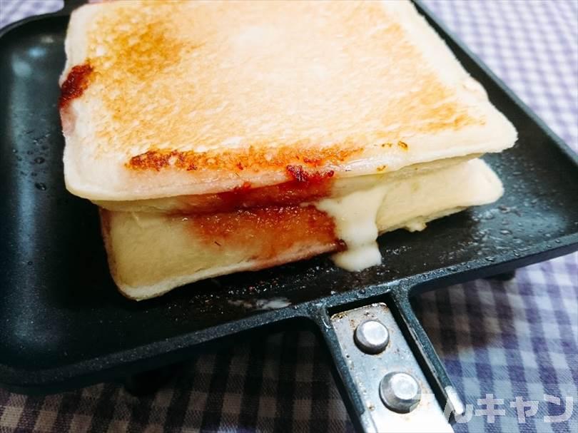 ホットサンドメーカーで苺ジャム&マーガリンのランチパックを重ね焼き(苺ジャムとクリームをのせたアレンジレシピ)