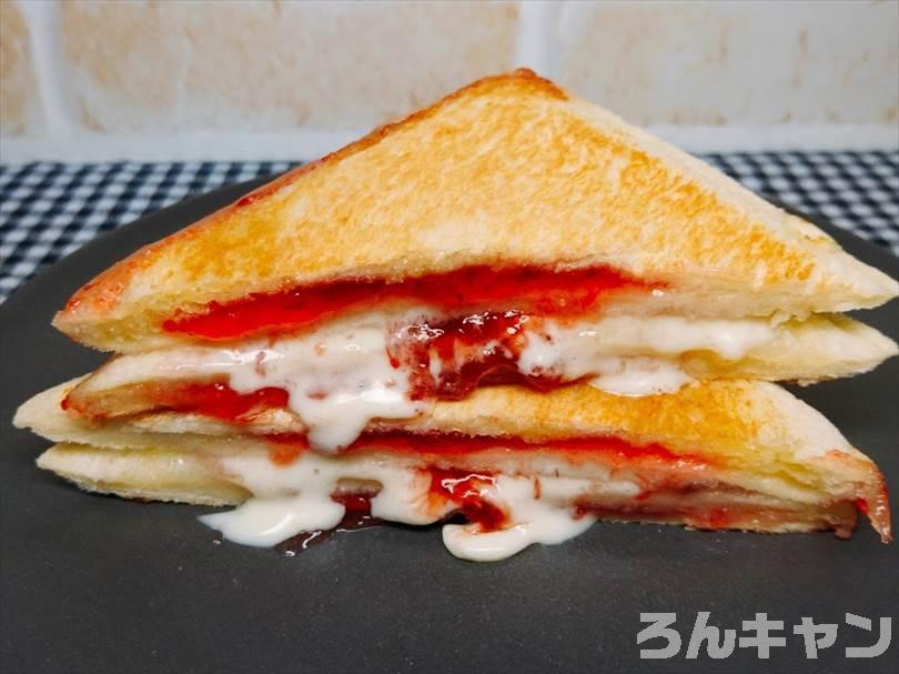 ホットサンドメーカーで苺ジャム&マーガリンのランチパックを重ね焼き(苺ジャムとクリームをのせたアレンジレシピ)