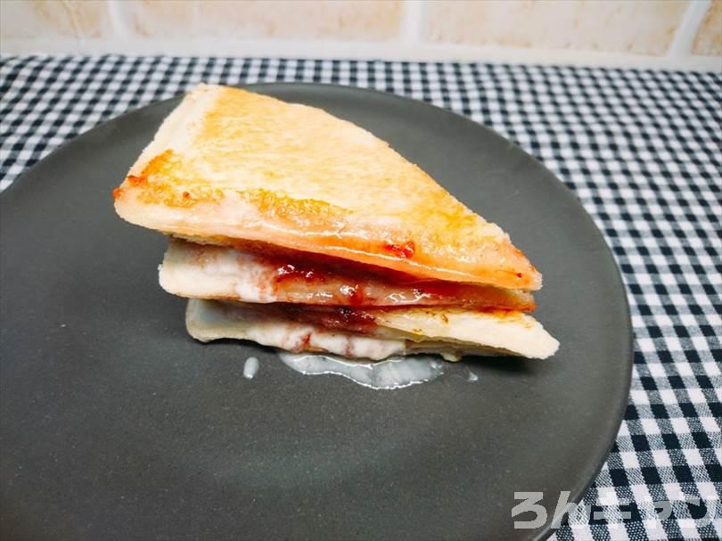 ホットサンドメーカーで苺ジャム&マーガリンのランチパックを重ね焼き(苺ジャムとクリームをのせたアレンジレシピ)