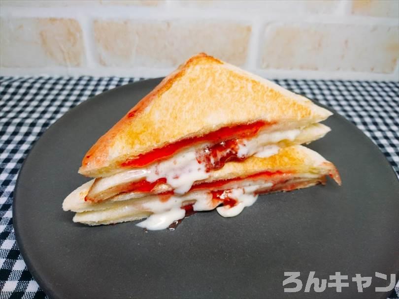 ホットサンドメーカーで苺ジャム&マーガリンのランチパックを重ね焼き(苺ジャムとクリームをのせたアレンジレシピ)