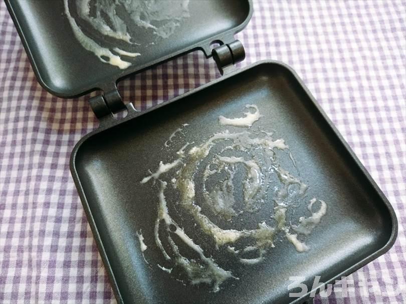 ホットサンドメーカーでツナマヨネーズのランチパックを重ね焼き（チェダーチーズをのせてブラックペッパーをかけるアレンジレシピ）