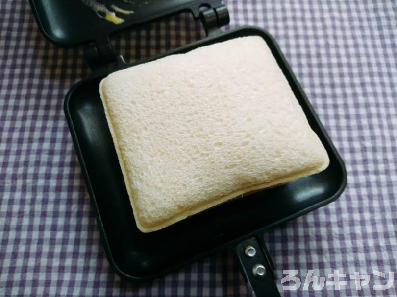 ホットサンドメーカーでツナマヨネーズのランチパックを重ね焼き（チェダーチーズをのせてブラックペッパーをかけるアレンジレシピ）