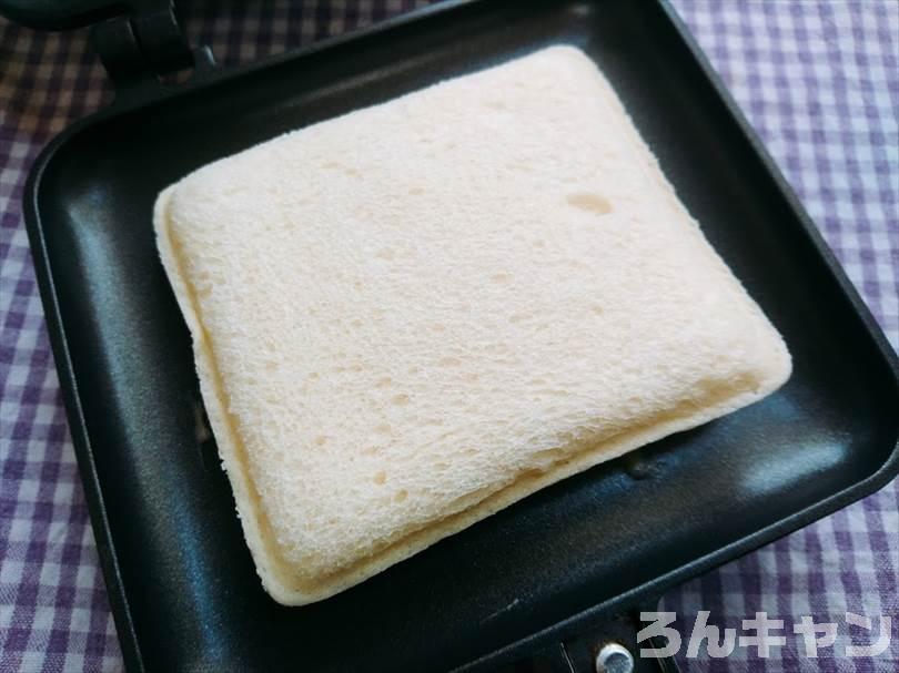ホットサンドメーカーでツナマヨネーズのランチパックを重ね焼き（チェダーチーズをのせてブラックペッパーをかけるアレンジレシピ）