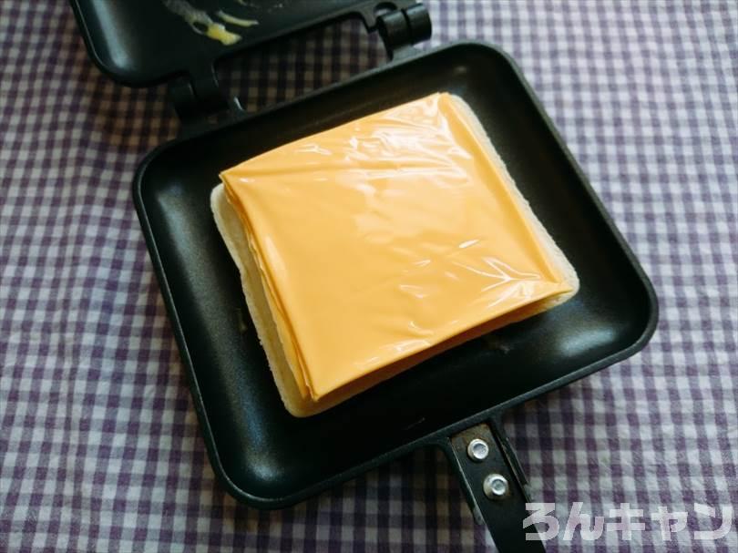 ホットサンドメーカーでツナマヨネーズのランチパックを重ね焼き（チェダーチーズをのせてブラックペッパーをかけるアレンジレシピ）