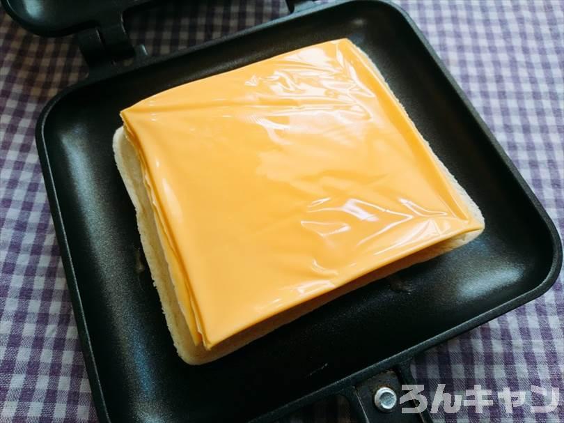 ホットサンドメーカーでツナマヨネーズのランチパックを重ね焼き（チェダーチーズをのせてブラックペッパーをかけるアレンジレシピ）