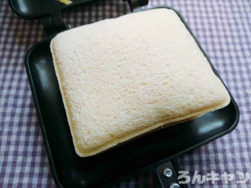 ホットサンドメーカーでツナマヨネーズのランチパックを重ね焼き（チェダーチーズをのせてブラックペッパーをかけるアレンジレシピ）