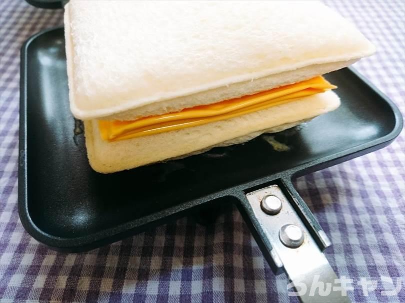 ホットサンドメーカーでツナマヨネーズのランチパックを重ね焼き（チェダーチーズをのせてブラックペッパーをかけるアレンジレシピ）