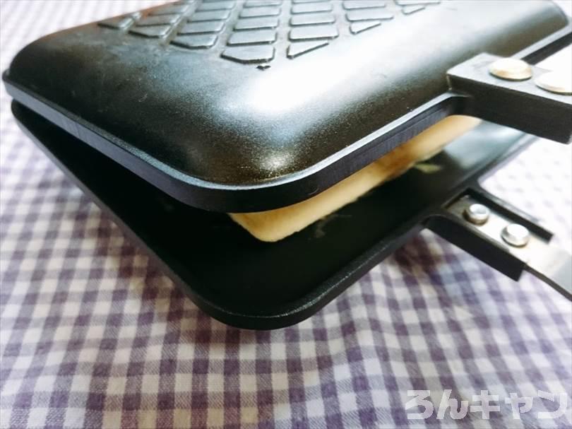 ホットサンドメーカーでツナマヨネーズのランチパックを重ね焼き（チェダーチーズをのせてブラックペッパーをかけるアレンジレシピ）